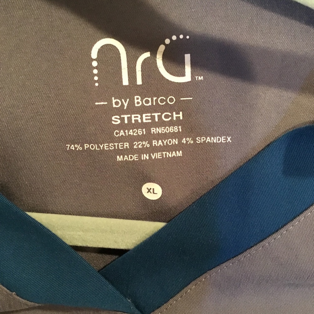 Scrub Top NrG by Barco Gray with teal trim. XL